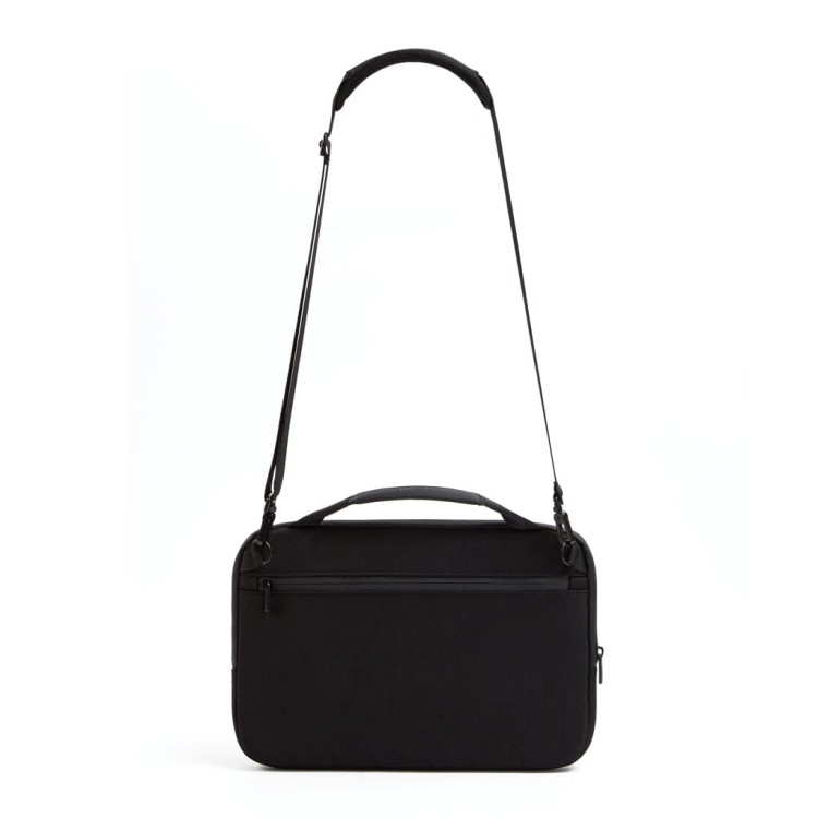 biznesowa-torba-na-laptopa-16-cali-xd-design-executive-czarna-na-ramie.webp