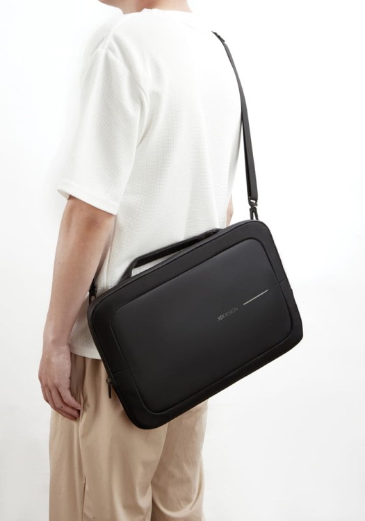biznesowa-torba-na-laptopa-16-cali-xd-design-executive-czarna-model.webp