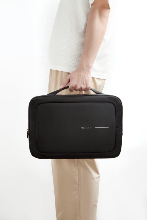 biznesowa-torba-na-laptopa-16-cali-xd-design-executive-czarna-model.webp