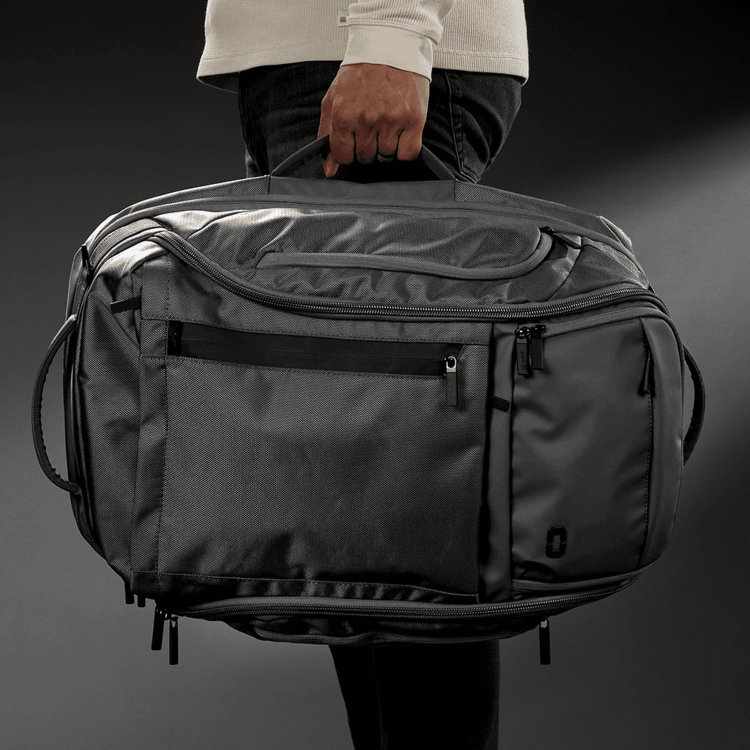 lifestyle-bagaz-podreczny-ogio-pace-pro-max-kieszen-laptop-17.webp