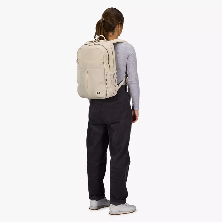 damski-plecak-na-laptopa-16-cali-ogio-rise-20l-na-czlowieku.webp
