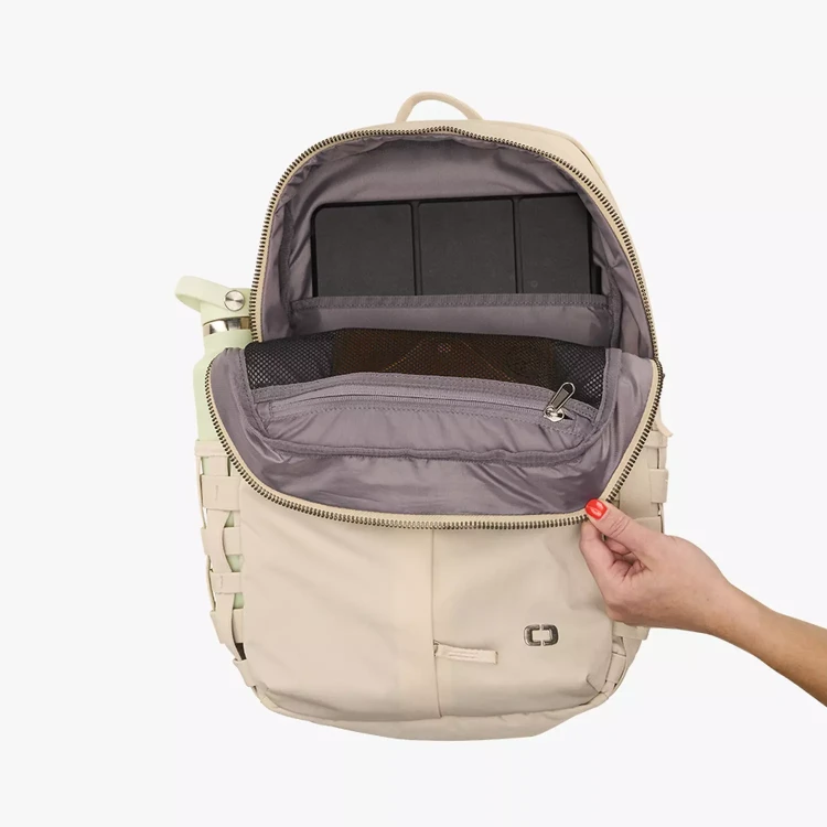 lekki-plecak-miejski-damski-ogio-rise-nylon-z-recyklingu-bezowy-glowna-kieszen.webp