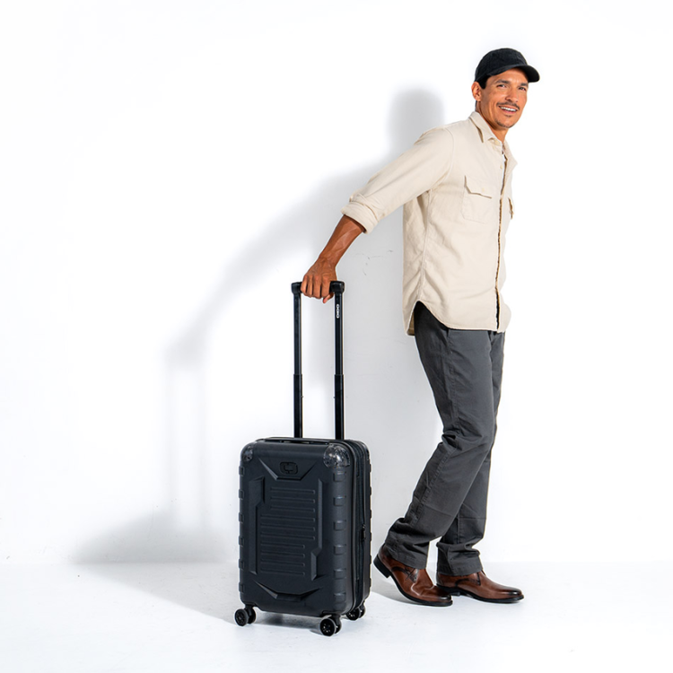 lifestyle-walizka-kabinowa-ogio-renegade-vault-carry-on-carbon.webp