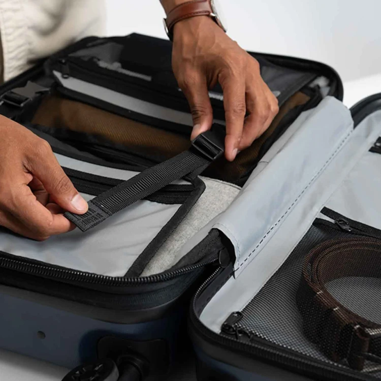 wnetrze-walizki-ogio-renegade-vault-panele-kompresyjne.webp