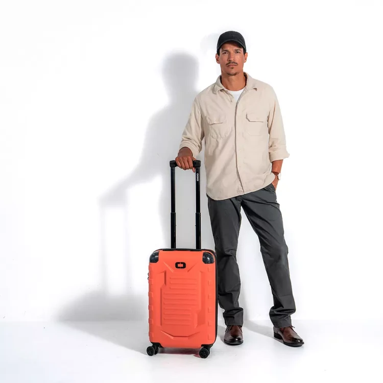 lifestyle-walizka-kabinowa-ogio-renegade-vault-carry-on-pomaranczowy.webp
