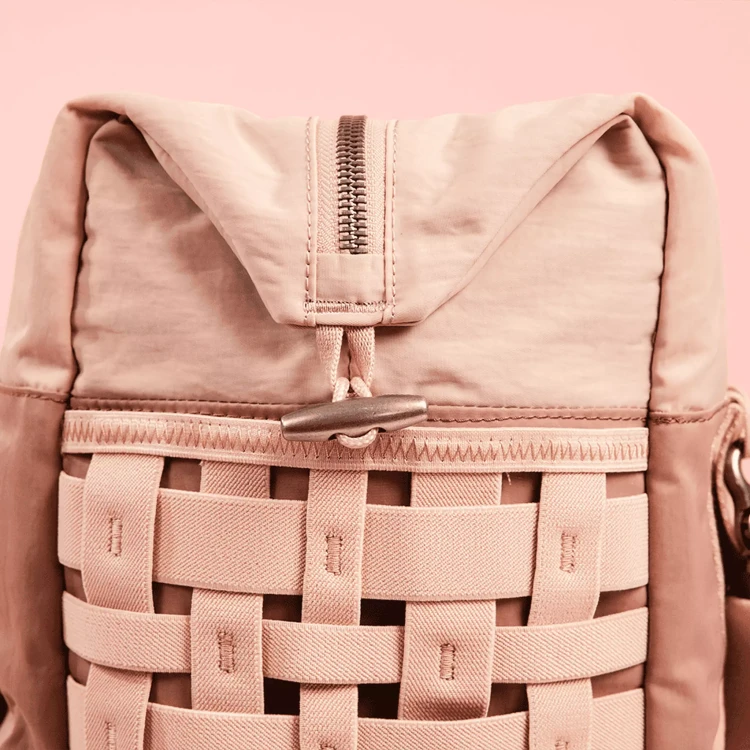lekka-torba-duffel-na-laptopa-16-cali-ogio-rise-recykling.webp