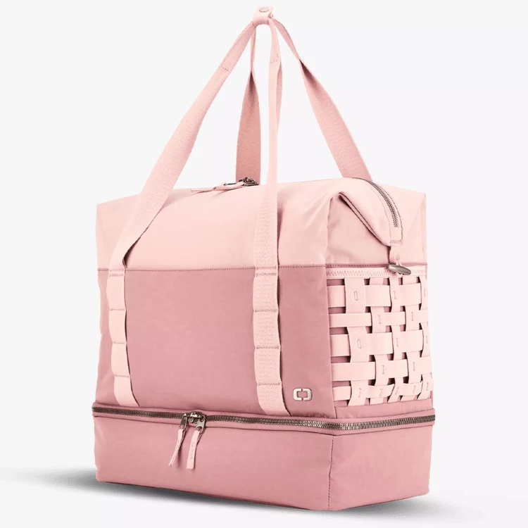 damska-torba-podrozna-ogio-rise-weekender-36l-rozowa-laptop-bok.webp