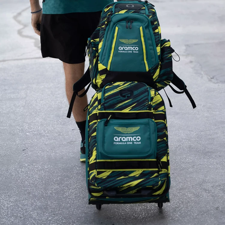 lifestyle-torba-ogio-layover-aston-martin-f1-paddock.webp