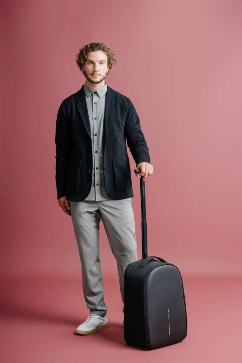 walizka-hybrydowa-xd-design-bobby-trolley-lifestyle.webp