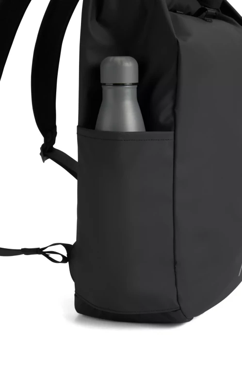 wodoodporny-plecak-roll-top-xd-design-urban-czarny-kieszen-butelka.webp