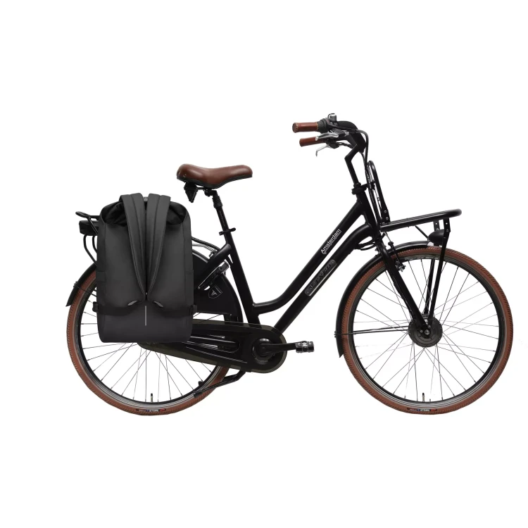 plecak-rowerowy-xd-design-urban-bike-czarny-roll-top-na-rowerze.webp