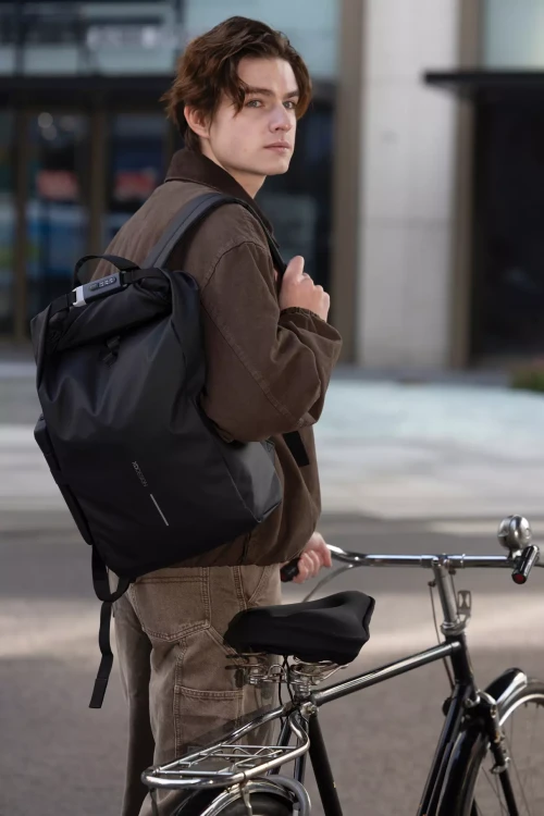 plecak-rowerowy-xd-design-urban-bike-czarny-roll-top-life.webp