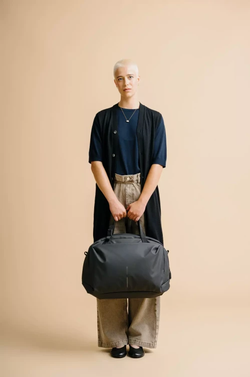 pojemna-torba-treningowa-33l-modelka-lifestyle.webp