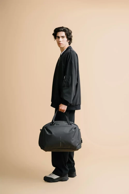 pojemna-torba-treningowa-33l-model-lifestyle.webp