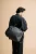 pojemna-torba-treningowa-33l-model-lifestyle-plecy.webp