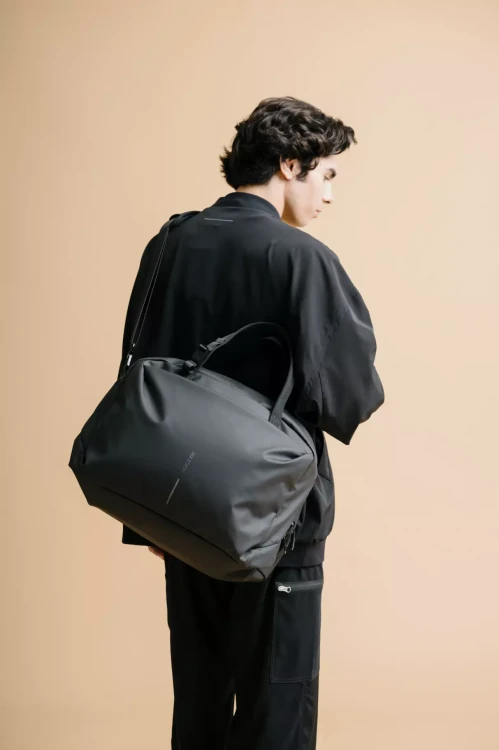 pojemna-torba-treningowa-33l-model-lifestyle-plecy.webp