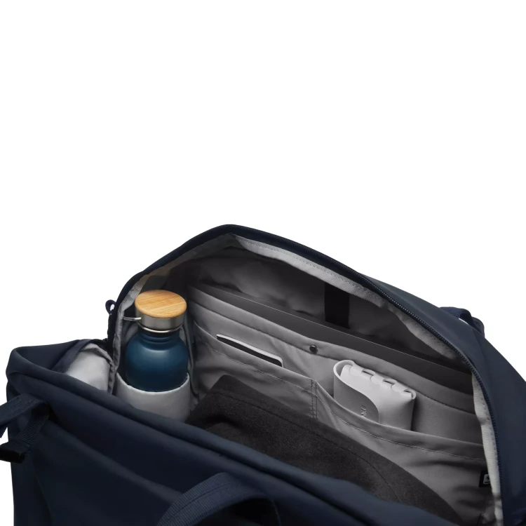wnetrze-pojemna-torba-treningowa-33l-organizer-navy.webp
