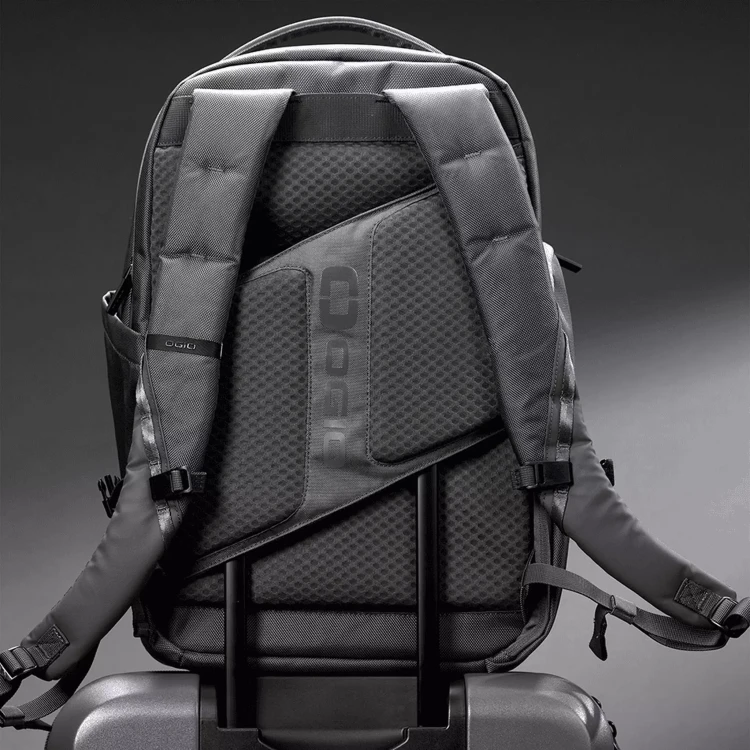 plecak-ogio-pace-pro-25l-na-walizce-podroz-biznesowa.webp