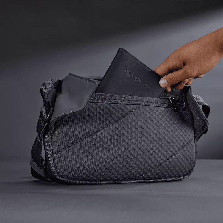 bezpieczna-kieszen-na-paszport-ogio-pace-pro-crossbody.webp