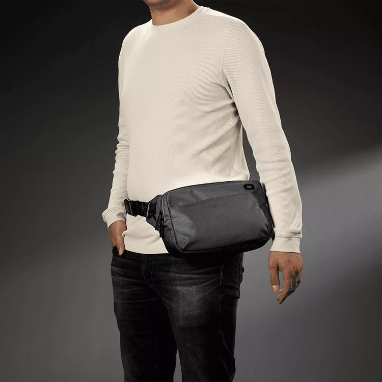 model-na-biodrach-saszetka-ogio-pace-pro-crossbody-detal-materialu-1680d.webp