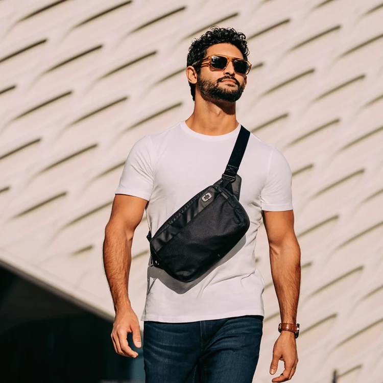 saszetka-ogio-pace-pro-crossbody-na-modelu-lifestyle.webp