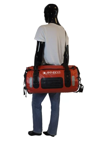 plecak-torba-wodoszczelna-amphibious-voyager-ii-45l-czerwona-na-ramieniu.webp