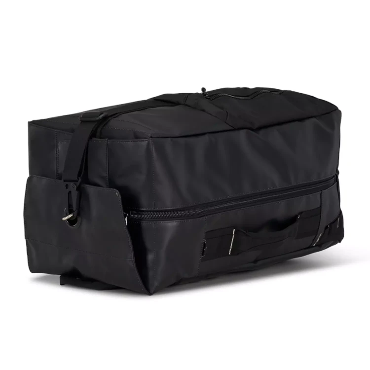 czarna-torba-duffel-ogio-utility-40l-widok-z-boku-poziomo-skos.webp