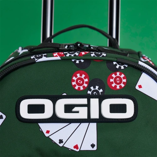 lifestyle-torba-podrozna-ogio-rig-9800--na-kolkach-Poker-LE.webp