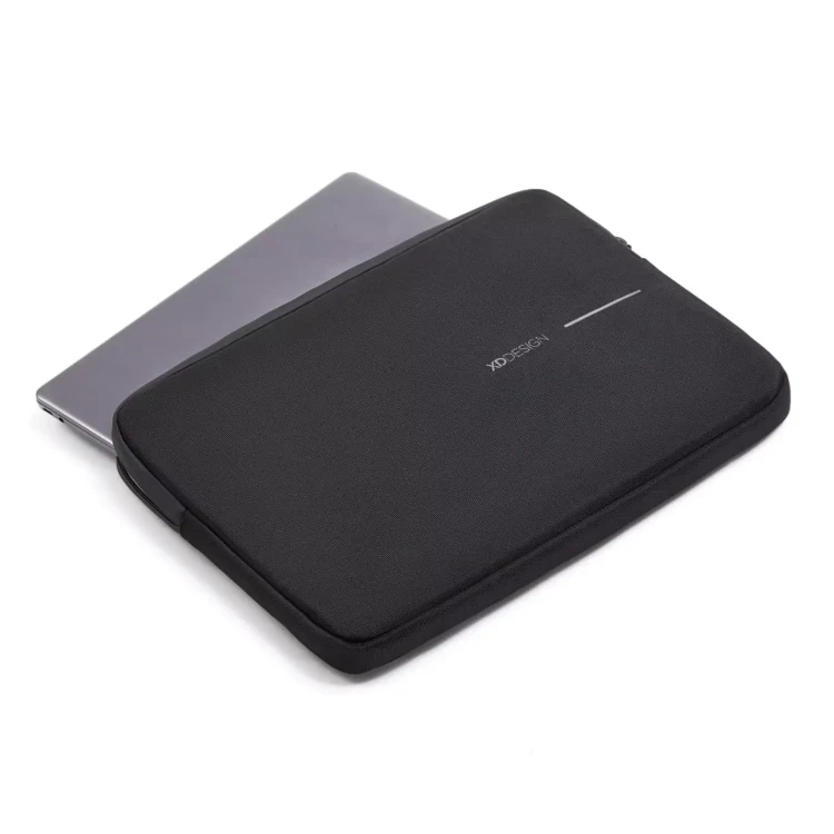 minimalistyczny-czarny-pokrowiec-na-macbook-pro-16-xd-design-komp.webp