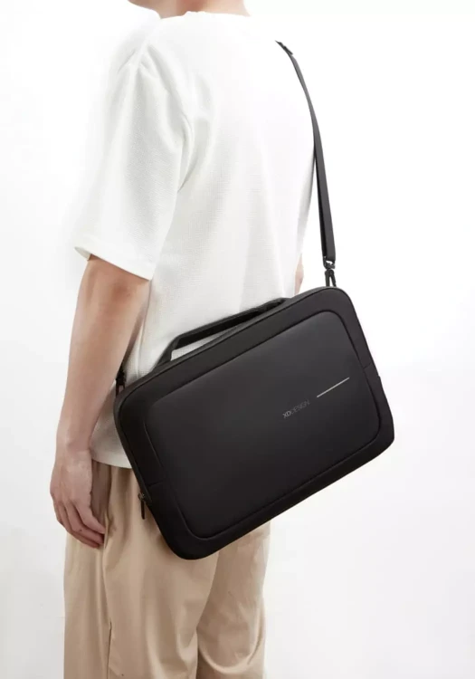 czarna-torba-na-laptopa-14-cali-xd-design-laptop-bag-model.webp