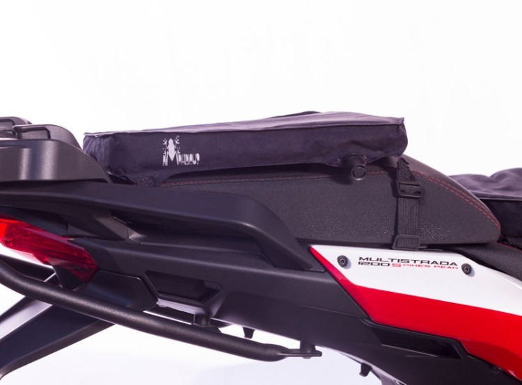 montaz-poduszki-amphibious-softseat-s-pasy-rzepy.webp