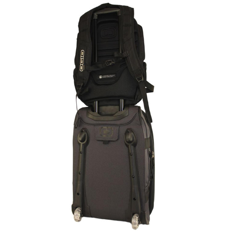 Ogio Plecak Gambit Black Mocowanie na bagaż.jpg