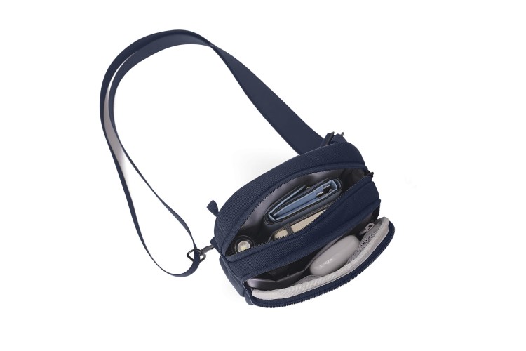 saszetka-crossbody-xd-design-boxy-sling-navy-wnetrze.webp