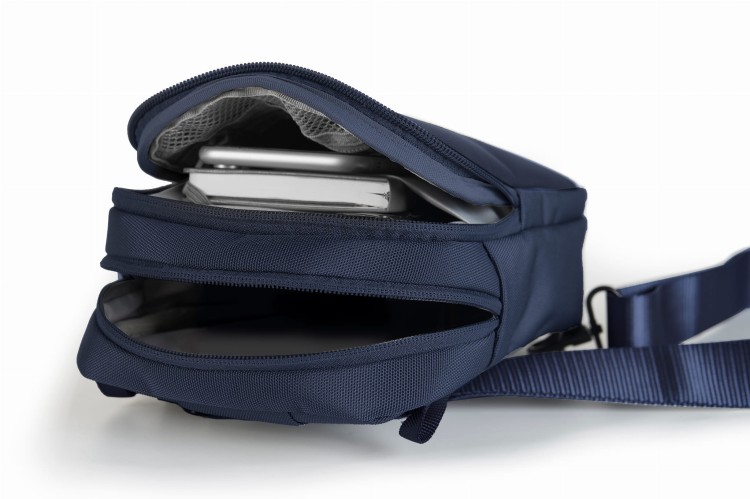 saszetka-crossbody-xd-design-boxy-sling-navy-wnetrze-zapakwany.webp