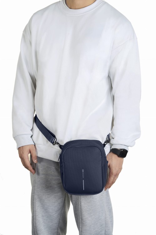 saszetka-crossbody-xd-design-boxy-sling-navy-pasek.webp