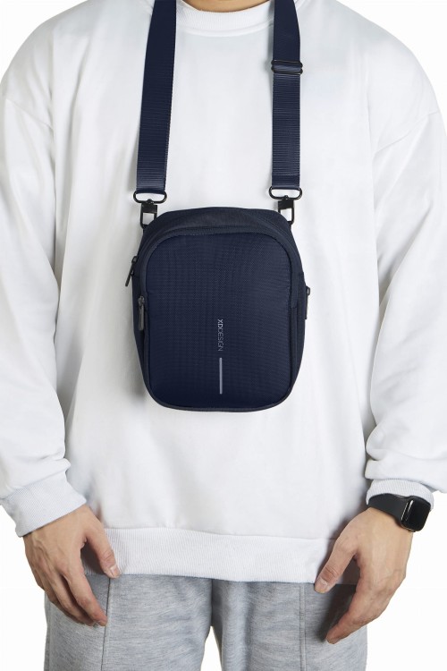 saszetka-crossbody-xd-design-boxy-sling-navy-pasek-szyja.webp