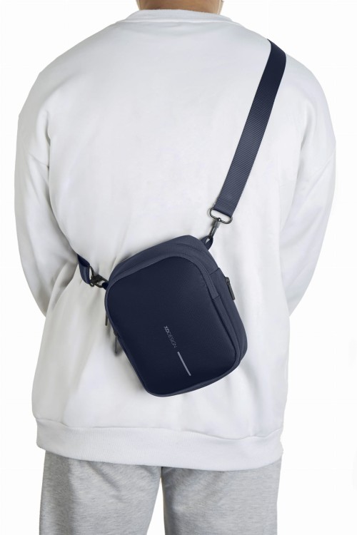saszetka-crossbody-xd-design-boxy-sling-navy-pasek-plecy.webp