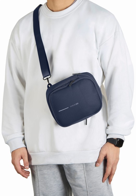 saszetka-crossbody-xd-design-boxy-sling-navy-pasek-na-ramie.webp